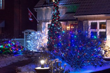 Toronto, Ontario, Kanada - 10 Aralık 2022: Noel için ışıklandırılmış eve bakın