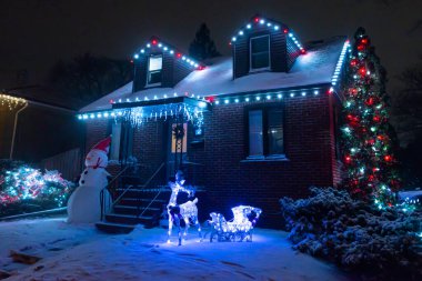 Toronto, Ontario, Kanada - 23 Aralık 2022: Noel için ışıklandırılmış eve bakın