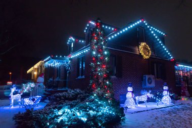 Toronto, Ontario, Kanada - 23 Aralık 2022: Noel için ışıklandırılmış eve bakın
