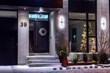 Toronto, Ontario, Kanada - 23 Aralık 2022: Noel için ışıklandırılmış eve bakın
