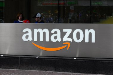 Toronto, ON, Kanada 1 Ağustos 2024: Toronto şehir merkezindeki Amazon mağazası tabelasında..