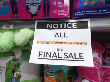 Toronto, ON, Kanada 1 Mayıs 2024: Mağazanın raflarındaki satış ve tasfiye tabelasına bakın.