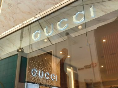 Toronto, ON, Kanada 2 Ağustos 2024: Gucci moda şirketinin tabelasına bakın..