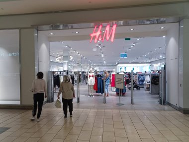 Toronto, ON, Kanada - 23 Nisan 2024: Toronto 'daki H ve M şirketinin tabelasına bakın.