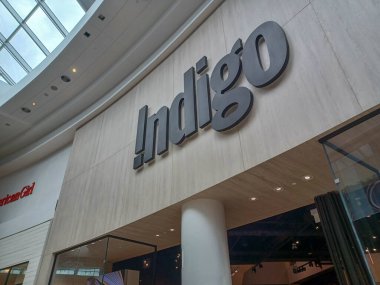 Toronto, ON, Kanada - 12 Ağustos 2024: Toronto 'daki Indigo kitapçısının tabelasına bakın.