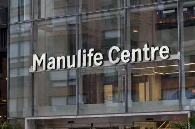 Toronto, ON, Kanada - 13 Ağustos 2024: Toronto şehir merkezindeki Manulife Center tabelasına bakın.