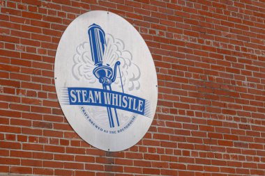 Toronto, ON, Kanada 3 Ağustos 2024: Buhar Düdüğü Bira Fabrikası tabelasına bakın..