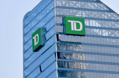 Toronto, ON, Kanada 3 Ağustos 2024: Toronto Dominion Bank 'ın Toronto' daki tabelasına bakın..