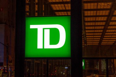 Toronto, ON, Kanada 23 Ağustos 2023 Toronto Dominion Bankası 'nın Toronto' daki binadaki tabelasında.