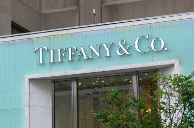 Toronto, ON, Kanada - 20 Temmuz 2024: Tiffany and Co. alışveriş merkezindeki tabela.