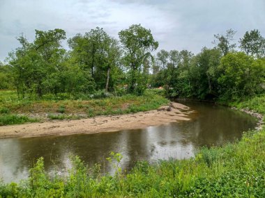 Yağmurlu bir günde küçük bir dere manzarası