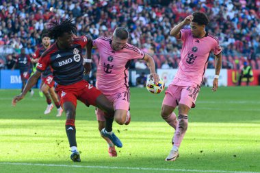 Toronto, ON, Kanada - 5 Ekim 2024: Serhiy Kryvtsov # 27 numaralı Miami FC defans oyuncusu Toronto FC (Kanada) ile Miami CF (ABD) arasındaki 2024 MLS Normal sezon maçında hareket etmeye çalışıyor..
