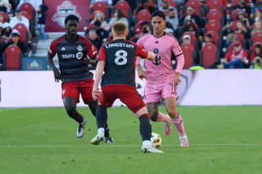 Toronto, ON, Kanada - 5 Ekim 2024: Matthew Longstaff # 8 Toronto FC orta saha oyuncusu Toronto FC (Kanada) ile Miami CF (ABD) arasındaki 2024 MLS normal sezon maçı sırasında topu blokladı.