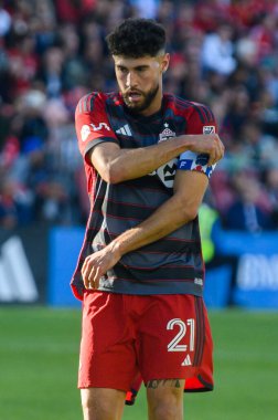 Toronto, ON, Kanada - 5 Ekim 2024: Jonathan Osorio # 21 orta saha oyuncusu Toronto FC (Kanada) vs. Miami CF (ABD) ile Toronto FC arasındaki 2024 MLS Normal sezon maçı sırasında.