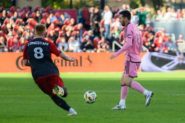 Toronto, ON, Kanada - 5 Ekim 2024: Lionel Messi # 10 of the Inter Miami FC, Toronto FC (Kanada) vs Miami CF (ABD) in BMO Field 'da oynadığı 2024 MLS Normal sezon maçına bakıyor.