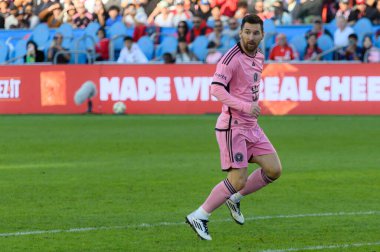 Toronto, ON, Kanada - 5 Ekim 2024: Lionel Messi # 10 of the Inter Miami FC, Toronto FC (Kanada) vs Miami CF (ABD) in BMO Field 'da oynadığı 2024 MLS Normal sezon maçına bakıyor.