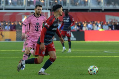 Toronto, ON, Kanada - 5 Ekim 2024: Lionel Messi # 10 of the Inter Miami FC muves with the ball during 2024 MLS regular season match between Toronto FC (Canada) vter Miami CF (USA) at BMO Field.