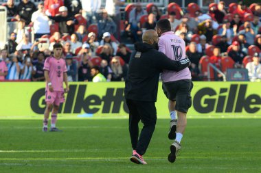 Toronto, ON, Kanada - 5 Ekim 2024: Messi 'nin koruması Yassine Cheuko, Toronto FC (Kanada) ve Inter Miami CF (ABD) arasındaki 2024 MLS normal sezon maçında sahada yelpaze tutuyor.