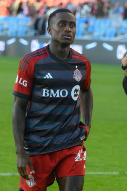 Toronto, ON, Kanada - 5 Ekim 2024: Toronto FC 'nin 22 numaralı savunucusu Toronto FC (Kanada) vs. Miami CF (ABD) maçının ardından tribünlere baktı.