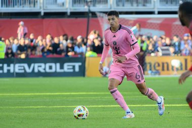 Toronto, ON, Kanada - 5 Ekim 2024: Miami FC 'nin 6 numaralı defans oyuncusu Toronto FC (Kanada) vs. Miami CF (ABD) ile BMO Field' da oynanan 2024 MLS Normal sezon maçı sırasında topla koşuyor...
