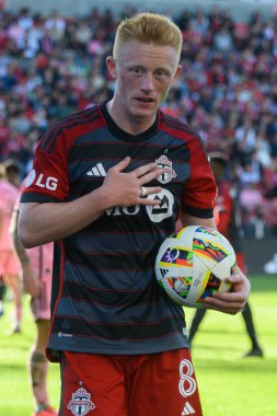 Toronto, ON, Kanada - 5 Ekim 2024: Matthew Longstaff # 8 Toronto FC orta saha oyuncusu, Toronto FC (Kanada) ile Miami CF (ABD) arasındaki 2024 MLS normal sezon maçında topu tutuyor..