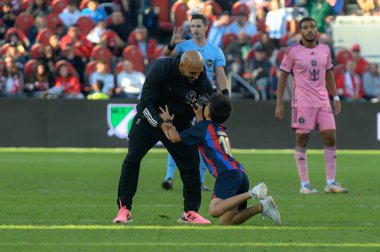 Toronto, ON, Kanada - 5 Ekim 2024: Messi 'nin koruması Yassine Cheuko, Toronto FC (Kanada) ve Inter Miami CF (ABD) arasındaki 2024 MLS normal sezon maçında sahada yelpaze tutuyor.