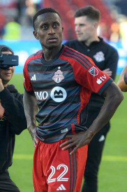 Toronto, ON, Kanada - 5 Ekim 2024: Toronto FC 'nin 22 numaralı savunucusu Toronto FC (Kanada) vs. Miami CF (ABD) maçının ardından tribünlere baktı.