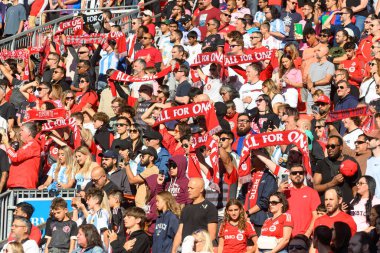 Toronto, ON, Kanada - 5 Ekim 2024: Tribünlerdeki seyirciler BMO Field 'da Toronto FC (Kanada) ve Inter Miami CF (ABD) arasındaki 2024 MLS Normal sezon maçını izliyorlar.