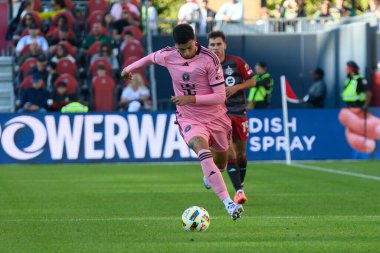 Toronto, ON, Kanada - 5 Ekim 2024: Miami FC 'nin 6 numaralı defans oyuncusu Toronto FC (Kanada) vs. Miami CF (ABD) maçında topla birlikte hareket ediyor...