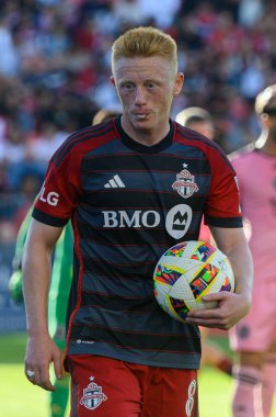 Toronto, ON, Kanada - 5 Ekim 2024: Matthew Longstaff # 8 Toronto FC orta saha oyuncusu, Toronto FC (Kanada) ile Miami CF (ABD) arasındaki 2024 MLS normal sezon maçında topu tutuyor..