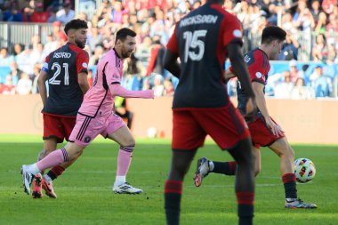 Toronto, ON, Kanada - 5 Ekim 2024: Lionel Messi # 10 of the Inter Miami FC, Toronto FC (Kanada) - Inter Miami CF (ABD) - BMO Field 'da oynanan 2024 MLS Normal sezon maçı sırasında topla koşar.