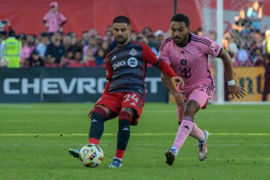 Toronto, ON, Kanada - 5 Ekim 2024: Toronto FC 'nin 24 numaralı Lorenzo Insigne # 24 forveti, Toronto FC (Kanada) vs. Miami CF (ABD) ile BMO Field' da oynanan 2024 MLS Normal sezon maçı sırasında topu atıyor..