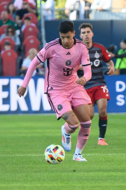 Toronto, ON, Kanada - 5 Ekim 2024: Miami FC 'nin 6 numaralı defans oyuncusu Toronto FC (Kanada) vs. Miami CF (ABD) maçında topla birlikte hareket ediyor...