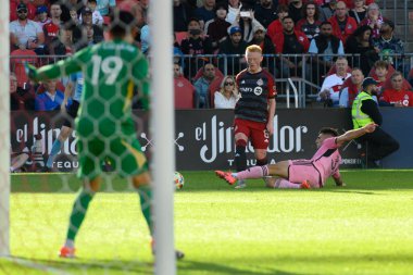 Toronto, ON, Kanada - 5 Ekim 2024: Franco Negri # 33 Miami FC defans oyuncusu Matthew Longstaff # 8 orta saha oyuncusu Toronto FC (Kanada) - Inter Miami CF (ABD) maçında Toronto FC - Kanada