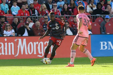Toronto, ON, Kanada - 5 Ekim 2024: Toronto FC 'nin 22 numaralı savunucusu, Toronto FC (Kanada) - Inter Miami CF (ABD) maçında Toronto FC ile Kanada arasında oynanan 2024 MLS Normal sezon maçı sırasında top ile hareket etti..