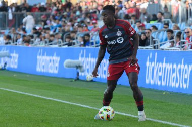 Toronto, ON, Kanada - 5 Ekim 2024: Toronto FC 'nin 22 numaralı savunucusu, Toronto FC (Kanada) - Inter Miami CF (ABD) maçında Toronto FC ile Kanada arasında oynanan 2024 MLS Normal sezon maçı sırasında top ile hareket etti..