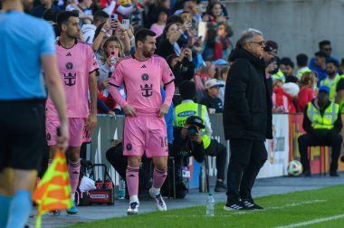 Toronto, ON, Kanada - 5 Ekim 2024: Lionel Messi # 10 of the Inter Miami FC, Toronto FC (Kanada) - Inter Miami CF (ABD) maçında başka bir oyuncunun yerine oyuna girdi..