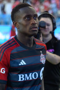 Toronto, ON, Kanada - 5 Ekim 2024: Toronto FC 'nin 22 numaralı savunucusu Toronto FC (Kanada) vs. Miami CF (ABD) maçının ardından tribünlere baktı.