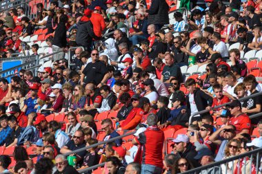 Toronto, ON, Kanada - 5 Ekim 2024: Tribünlerdeki seyirciler BMO Field 'da Toronto FC (Kanada) ve Inter Miami CF (ABD) arasındaki 2024 MLS Normal sezon maçını izliyorlar.