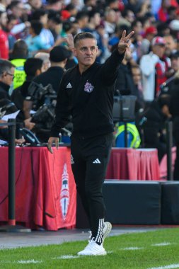 Toronto, ON, Kanada - 5 Ekim 2024: Toronto FC 'nin baş antrenörü John Herdman, Toronto FC (Kanada) vs. Miami CF (ABD) maçında oyunculara talimatlar verdi..