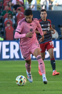 Toronto, ON, Kanada - 5 Ekim 2024: Miami FC 'nin 6 numaralı defans oyuncusu Toronto FC (Kanada) vs. Miami CF (ABD) maçında topla birlikte hareket ediyor...