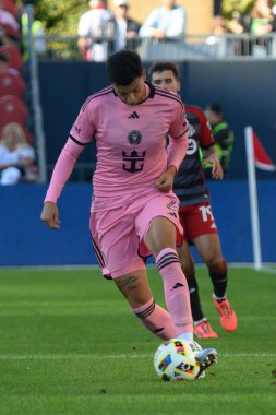 Toronto, ON, Kanada - 5 Ekim 2024: Miami FC 'nin 6 numaralı defans oyuncusu Toronto FC (Kanada) vs. Miami CF (ABD) maçında topla birlikte hareket ediyor...