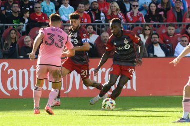 Toronto, ON, Kanada - 5 Ekim 2024: Toronto FC 'nin 22 numaralı savunucusu, Toronto FC (Kanada) - Inter Miami CF (ABD) maçında Toronto FC ile Kanada arasında oynanan 2024 MLS Normal sezon maçı sırasında top ile hareket etti..