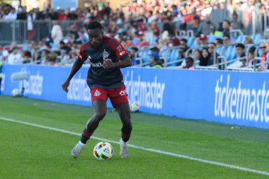 Toronto, ON, Kanada - 5 Ekim 2024: Toronto FC 'nin 22 numaralı savunucusu, Toronto FC (Kanada) - Inter Miami CF (ABD) maçında Toronto FC ile Kanada arasında oynanan 2024 MLS Normal sezon maçı sırasında top ile hareket etti..