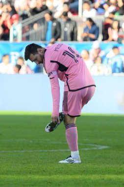 Toronto, ON, Kanada - 5 Ekim 2024: Lionel Messi # 10 of the Inter Miami FC botlarındaki çamuru temizledi 2024 MLS Normal sezon maçı Toronto FC (Kanada) - Inter Miami CF (ABD).