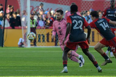 Toronto, ON, Kanada - 5 Ekim 2024: Lionel Messi # 10 of the Inter Miami FC muves with the ball during 2024 MLS regular season match between Toronto FC (Canada) vter Miami CF (USA) at BMO Field.