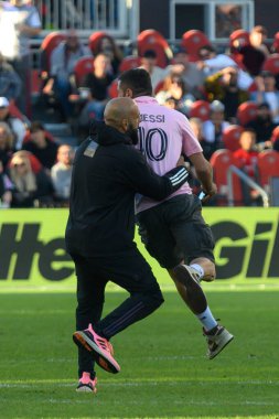 Toronto, ON, Kanada - 5 Ekim 2024: Messi 'nin koruması Yassine Cheuko, Toronto FC (Kanada) ve Inter Miami CF (ABD) arasındaki 2024 MLS normal sezon maçında sahada yelpaze tutuyor.