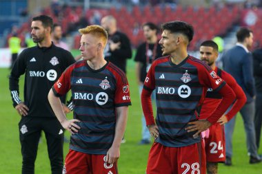Toronto, ON, Kanada - 5 Ekim 2024: Matthew Longstaff # 8 Toronto FC orta saha oyuncusu ve Raoul Petretta # 28 Toronto FC savunucusu, Toronto FC (Kanada) - Inter Miami CF (ABD) arasındaki 2024 MLS Normal sezon maçı sonrasında taraftarlarla tribünlere bakmaktadır.) 