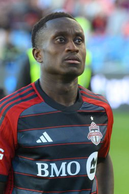 Toronto, ON, Kanada - 5 Ekim 2024: Toronto FC 'nin 22 numaralı savunucusu Toronto FC (Kanada) vs. Miami CF (ABD) maçının ardından tribünlere baktı.
