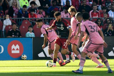 Toronto, ON, Kanada - 5 Ekim 2024: Jonathan Osorio # 21 Toronto FC orta saha oyuncusu, Toronto FC (Kanada) - Inter Miami CF (ABD) maçında Toronto FC 'nin oynadığı 2024 MLS normal sezon maçında topla birlikte hareket etmeye çalışıyor...